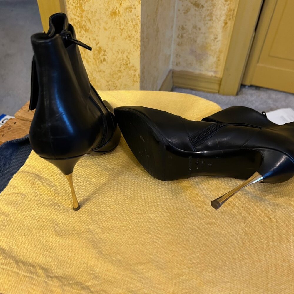 Nicholas Kirkwood Hexagon  Ankle boot in black leather  with a gold tone heel / - Picture 9 of 13
